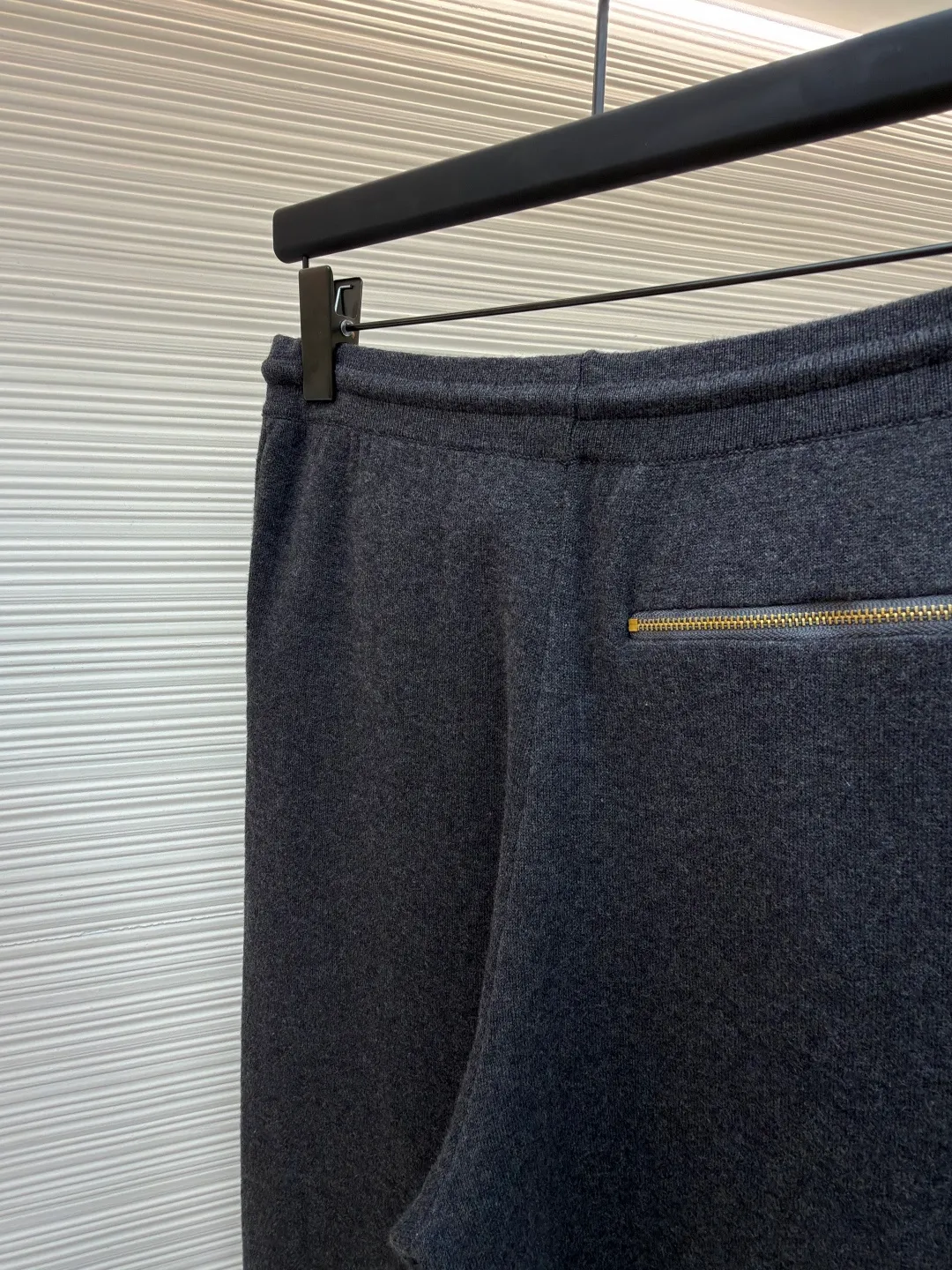 LOUIS VUITTON wool knitted printed leggings trousers ●Original version: Purchased and developed by 13100 ●Item number: 1682079-B70 ●Fabric: wool blended fabric ●Technology: knitted ●Color: gray ●Version: fitted version ●Weight: about 500 grams ●Size: S-M-L-XL ●Description: Wool custom-dyed with 48s cashmere blended imported yarn, imported Stoll 14-needle double-sided jacquard process, a single piece takes 280 minutes per piece, the pockets are made of 60s modal cotton, the cashmere feels very soft and waxy, with high warmth retention, custom-made logo zipper, specific three-label washing, the overall routing is straight and delicate, the fabric is comfortable and soft, the color is consistent and no color difference It can be matched with the same style to create a fashionable look, and can be used in various occasions. Customized accessories, complete with three standards, same style for men and women!